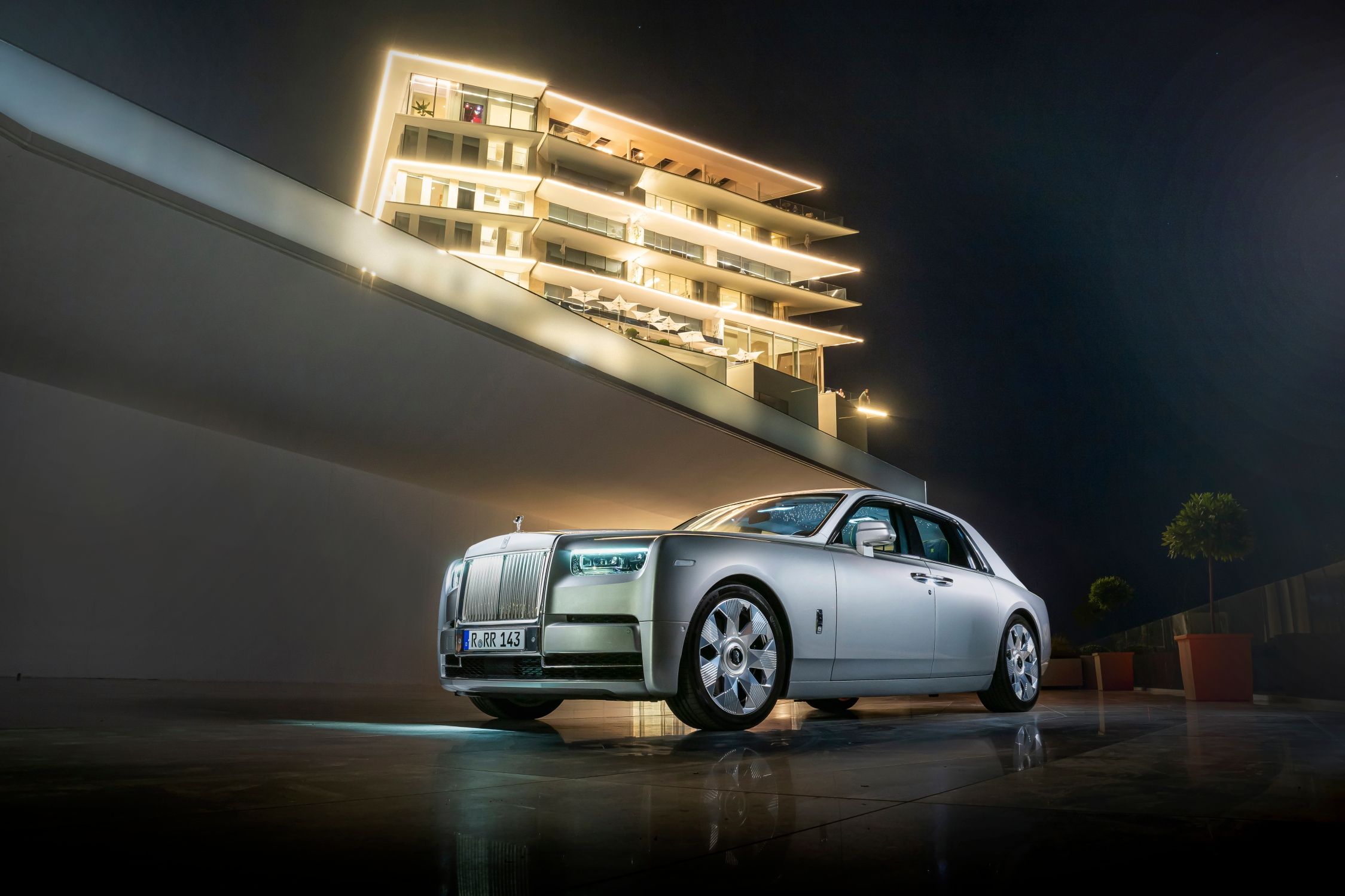 ROLLS-ROYCE MOTOR CARS OSLAVUJE VELMI ÚSPĚŠNÝ ROK 2023