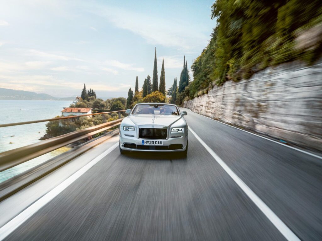 Klienti vozů Rolls-Royce hledali během roku 2020 útěchu v zakázkových vozech BESPOKE