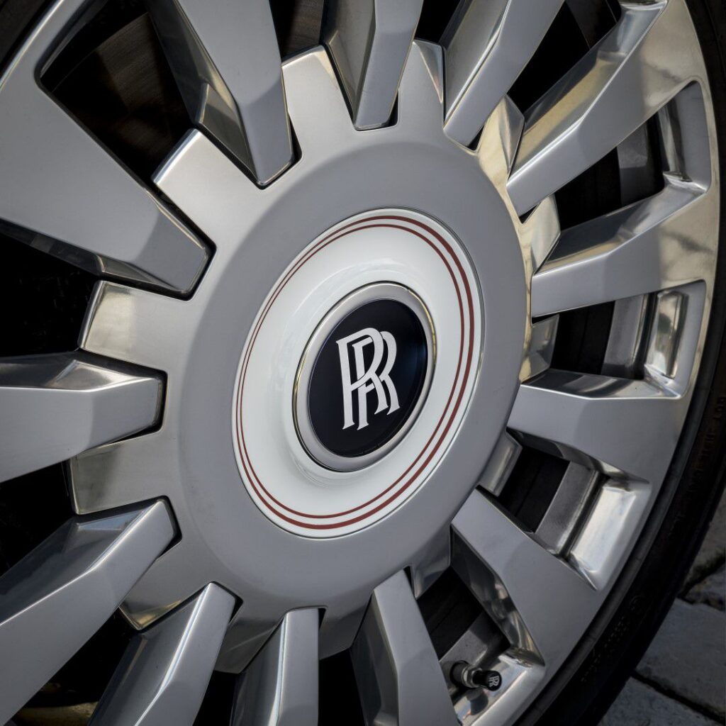 Klienti vozů Rolls-Royce hledali během roku 2020 útěchu v zakázkových vozech BESPOKE