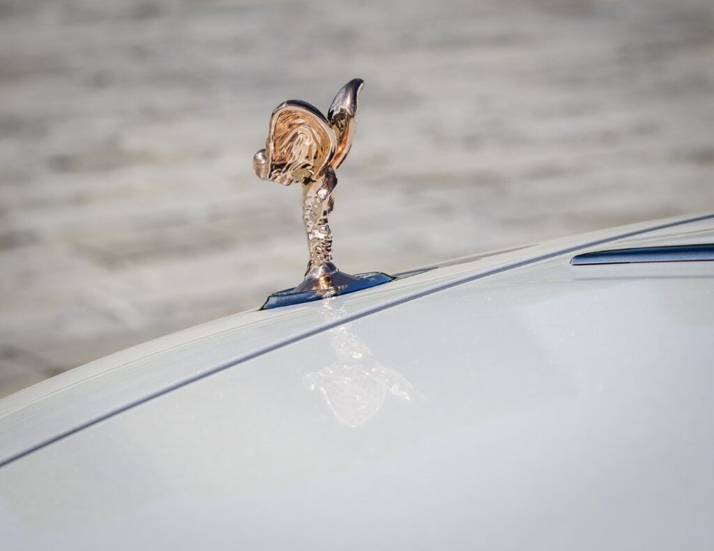 Klienti vozů Rolls-Royce hledali během roku 2020 útěchu v zakázkových vozech BESPOKE