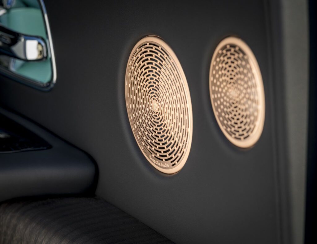 Klienti vozů Rolls-Royce hledali během roku 2020 útěchu v zakázkových vozech BESPOKE