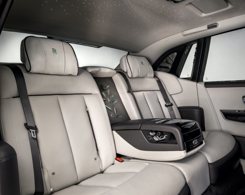 Klienti vozů Rolls-Royce hledali během roku 2020 útěchu v zakázkových vozech BESPOKE