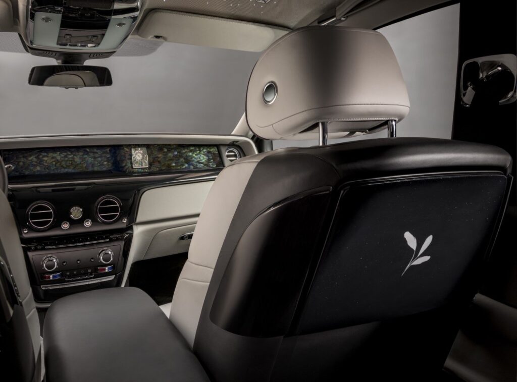 Klienti vozů Rolls-Royce hledali během roku 2020 útěchu v zakázkových vozech BESPOKE