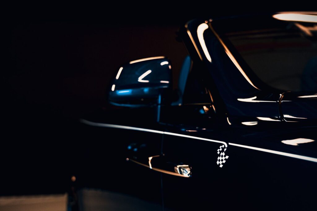 Klienti vozů Rolls-Royce hledali během roku 2020 útěchu v zakázkových vozech BESPOKE