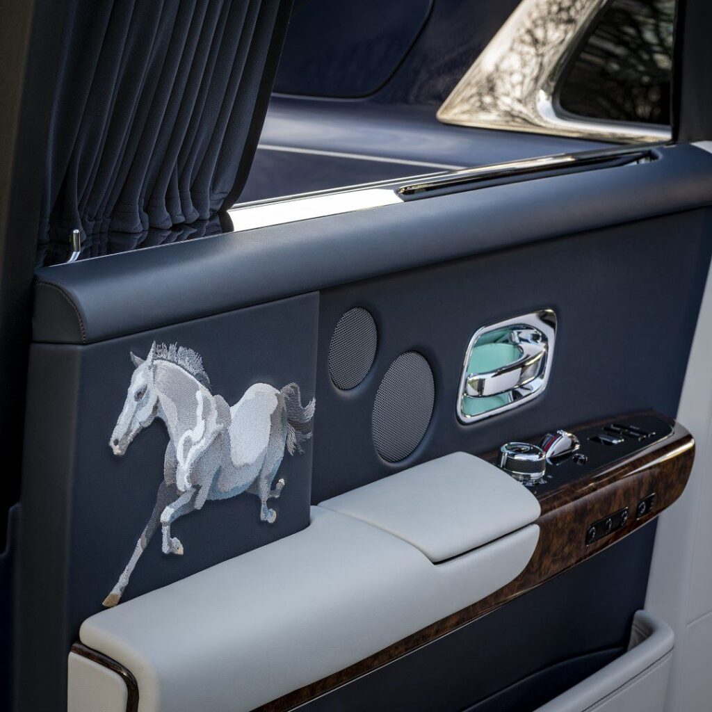 Klienti vozů Rolls-Royce hledali během roku 2020 útěchu v zakázkových vozech BESPOKE