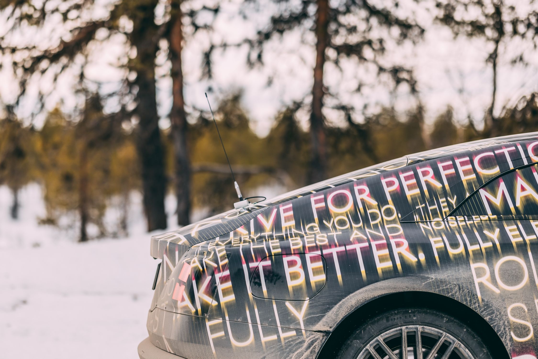 PLNĚ ELEKTRICKÝ MODEL ROLLS-ROYCE SPECTRE ZAVRŠIL ZIMNÍ TESTY U POLÁRNÍHO KRUHU