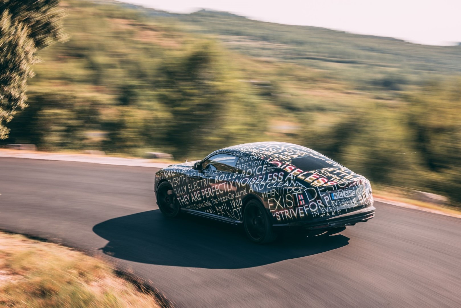 PLNĚ ELEKTRICKÝ ROLLS-ROYCE SPECTRE PROCHÁZÍ NA FRANCOUZSKÉ RIVIÉŘE DRUHOU FÁZÍ TESTOVÁNÍ