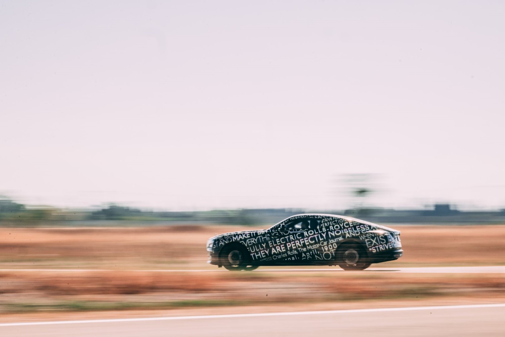 PLNĚ ELEKTRICKÝ ROLLS-ROYCE SPECTRE PROCHÁZÍ NA FRANCOUZSKÉ RIVIÉŘE DRUHOU FÁZÍ TESTOVÁNÍ