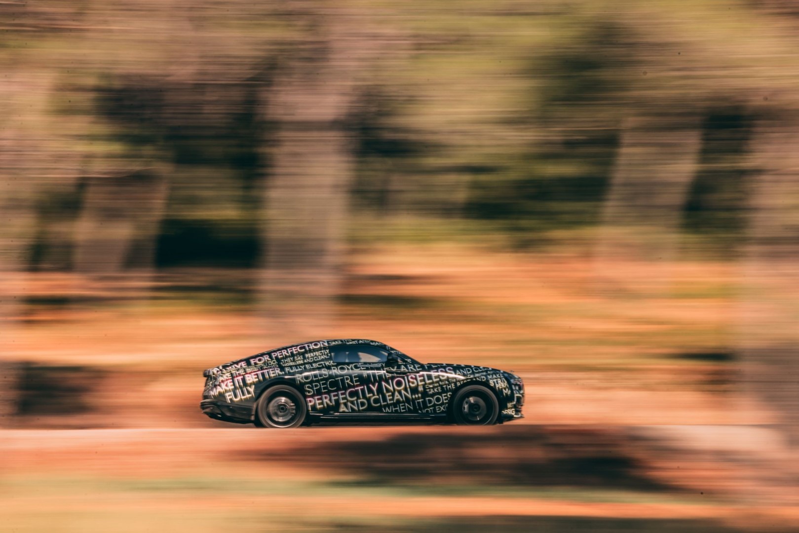 PLNĚ ELEKTRICKÝ ROLLS-ROYCE SPECTRE PROCHÁZÍ NA FRANCOUZSKÉ RIVIÉŘE DRUHOU FÁZÍ TESTOVÁNÍ