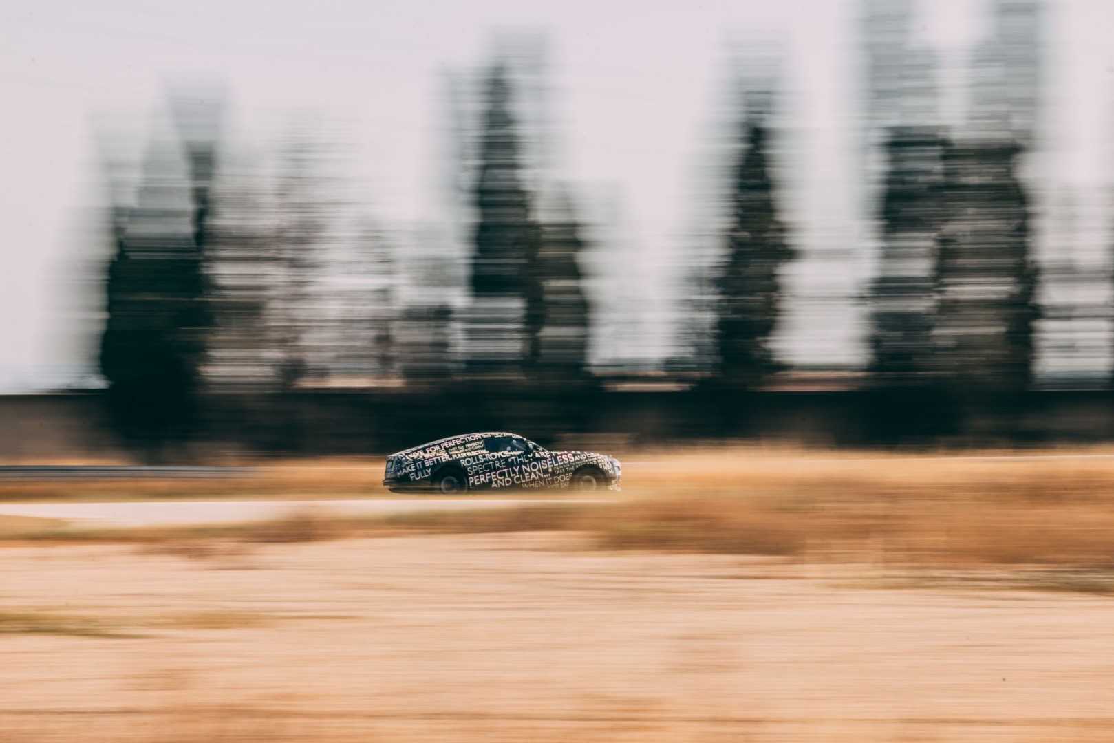 PLNĚ ELEKTRICKÝ ROLLS-ROYCE SPECTRE PROCHÁZÍ NA FRANCOUZSKÉ RIVIÉŘE DRUHOU FÁZÍ TESTOVÁNÍ