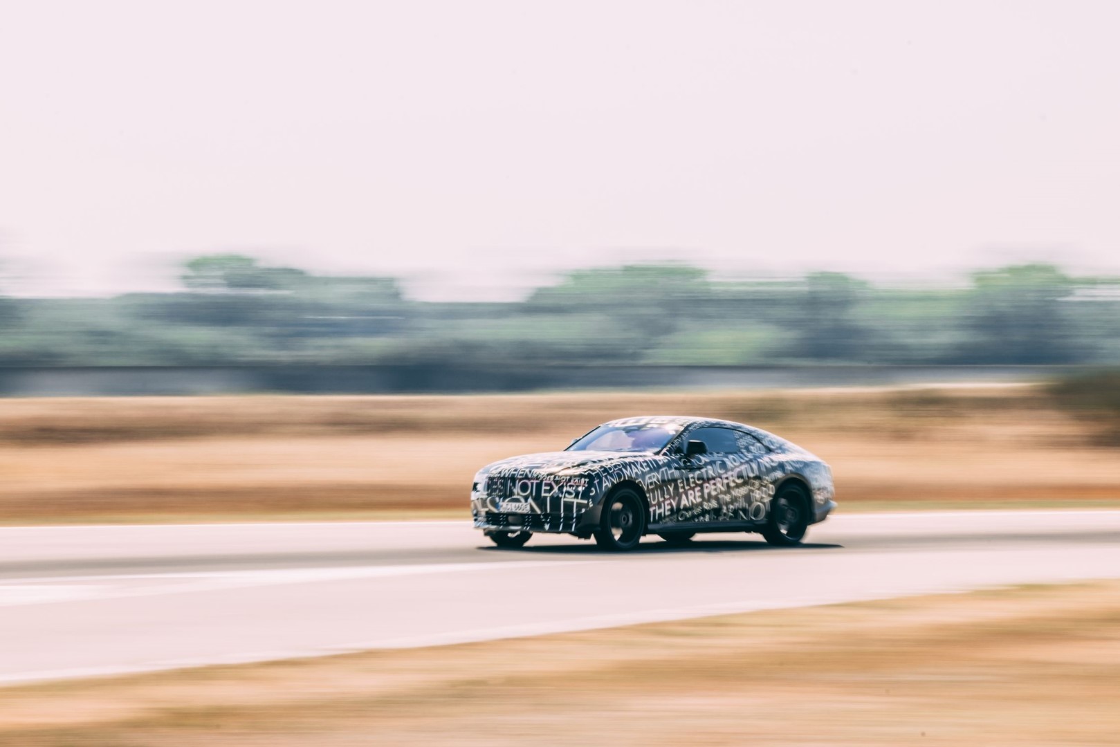 PLNĚ ELEKTRICKÝ ROLLS-ROYCE SPECTRE PROCHÁZÍ NA FRANCOUZSKÉ RIVIÉŘE DRUHOU FÁZÍ TESTOVÁNÍ