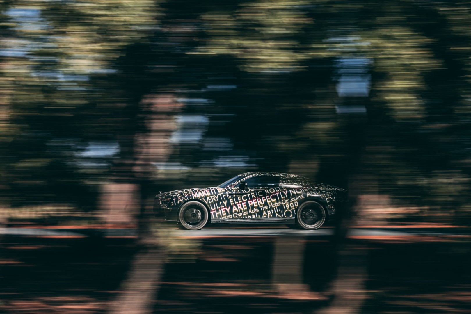 PLNĚ ELEKTRICKÝ ROLLS-ROYCE SPECTRE PROCHÁZÍ NA FRANCOUZSKÉ RIVIÉŘE DRUHOU FÁZÍ TESTOVÁNÍ