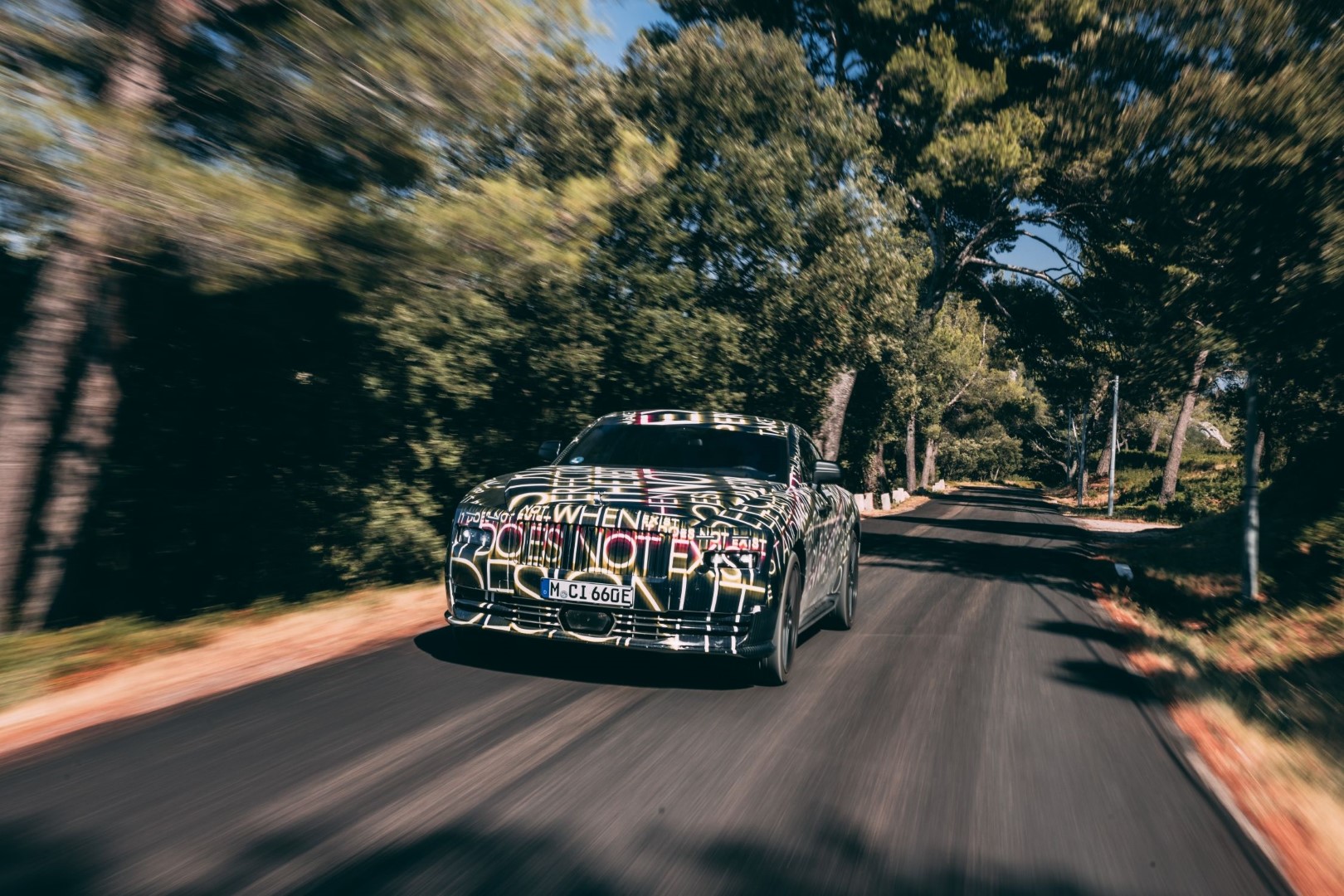 PLNĚ ELEKTRICKÝ ROLLS-ROYCE SPECTRE PROCHÁZÍ NA FRANCOUZSKÉ RIVIÉŘE DRUHOU FÁZÍ TESTOVÁNÍ