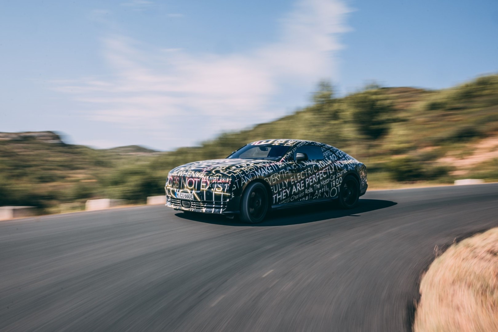 PLNĚ ELEKTRICKÝ ROLLS-ROYCE SPECTRE PROCHÁZÍ NA FRANCOUZSKÉ RIVIÉŘE DRUHOU FÁZÍ TESTOVÁNÍ