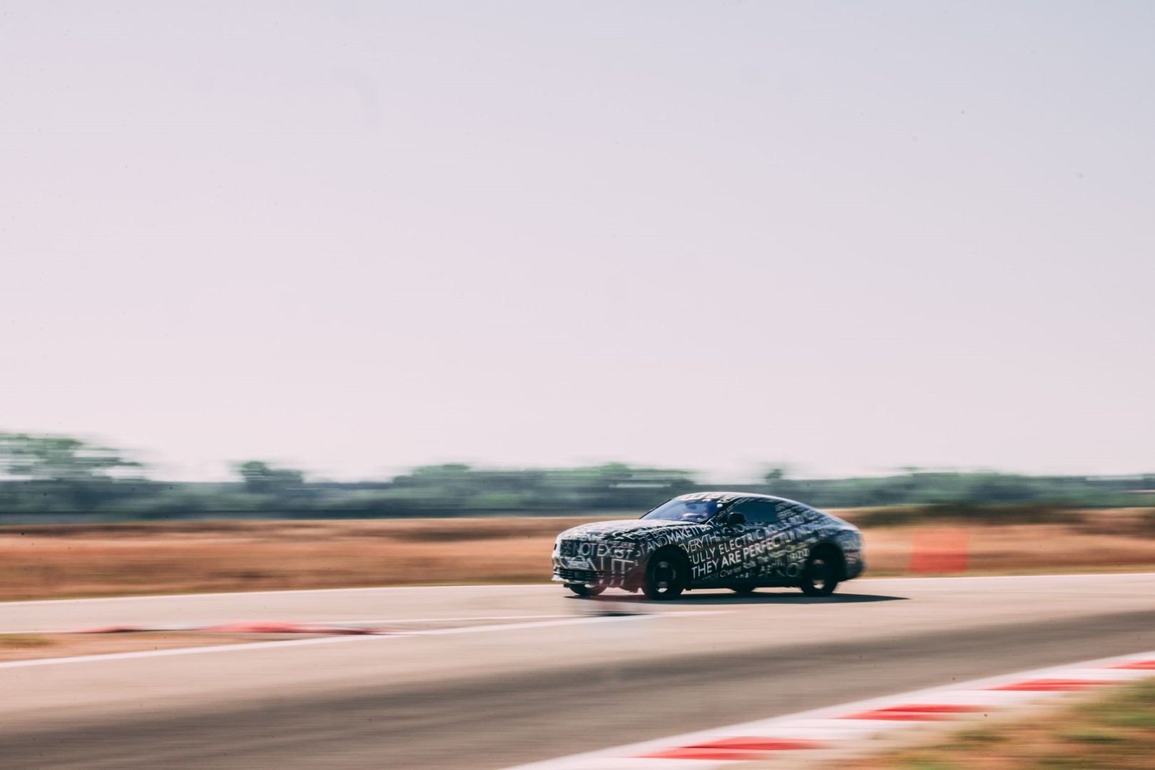 PLNĚ ELEKTRICKÝ ROLLS-ROYCE SPECTRE PROCHÁZÍ NA FRANCOUZSKÉ RIVIÉŘE DRUHOU FÁZÍ TESTOVÁNÍ