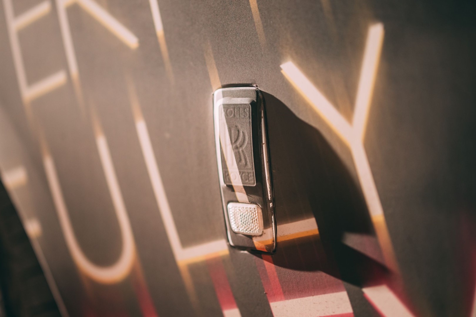 PLNĚ ELEKTRICKÝ ROLLS-ROYCE SPECTRE PROCHÁZÍ NA FRANCOUZSKÉ RIVIÉŘE DRUHOU FÁZÍ TESTOVÁNÍ