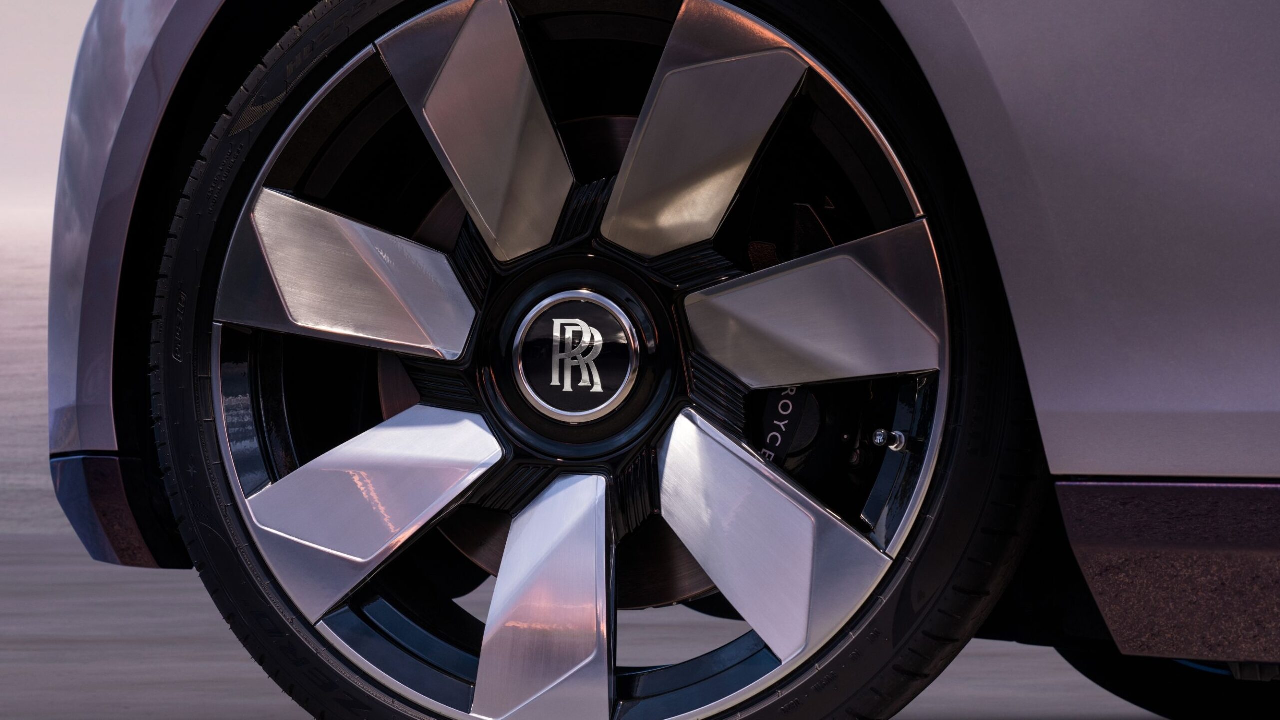 Rolls-Royce představuje Droptail Amethyst: Vyjádření ušlechtilosti, čirosti a odolnosti